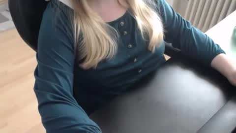 Elly online show from October 2025 09:32:02 AM