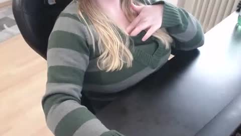 Elly online show from October 2025 01:56:02 PM