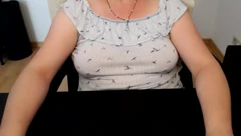 Snapshot of elly_petite chatting on June 2026 11:43:02 AM Elly online show from June 2026 11:43:02 AM