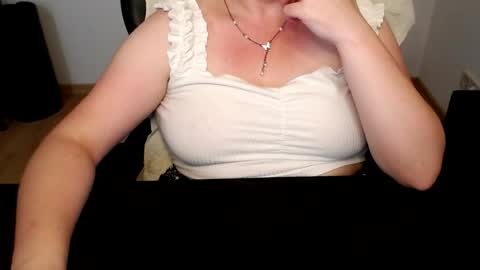 Snapshot of elly_petite chatting on June 2026 06:53:02 PM Elly online show from June 2026 06:53:02 PM