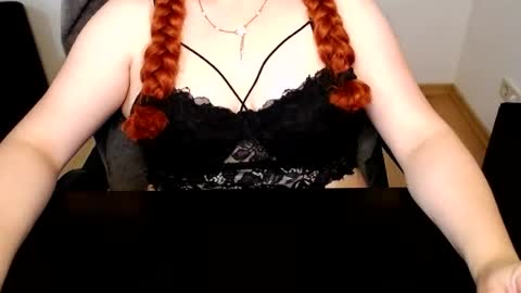 Snapshot of elly_petite chatting on July 2026 06:52:02 AM Elly online show from July 2026 06:52:02 AM