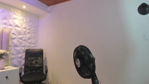 Snapshot of ellye_evans_ chatting on July 2026 12:22:01 PM Ellye online show from July 2026 12:22:01 PM