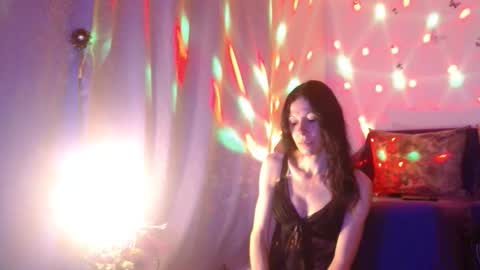 Elisa online show from October 2025 07:03:01 PM