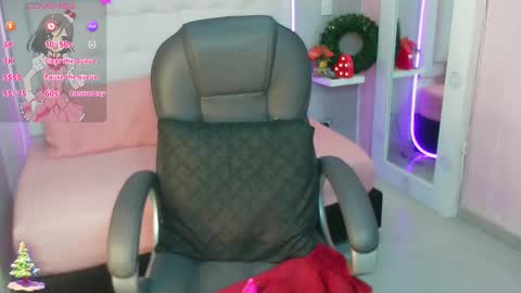 Snapshot of emalinda__hills chatting on December 2024 12:16:01 PM EMA online show from December 2024 12:16:01 PM