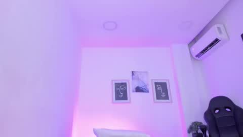 emelie_89 online show from February 2025 03:27:01 PM
