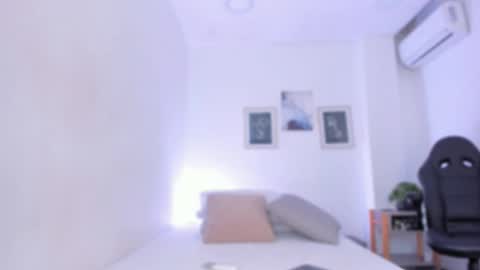 emelie_89 online show from October 2025 03:29:02 PM