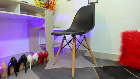 Snapshot of emely_garcia chatting on September 2025 02:43:02 PM Emely   online show from September 2025 02:43:02 PM