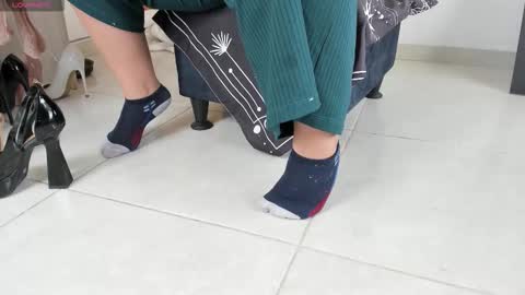 Emely   online show from November 2025 06:32:01 PM