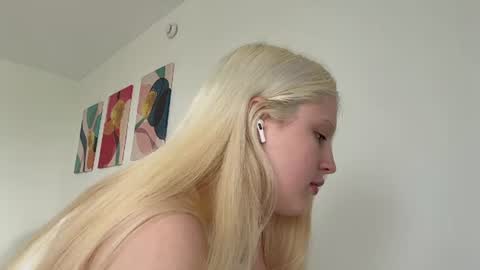 Snapshot of emeraldcotton chatting on June 2026 12:16:01 PM Gily online show from June 2026 12:16:01 PM