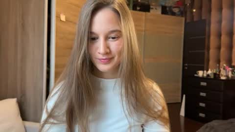 Snapshot of emi__ly chatting on December 2025 06:51:01 AM emi__ly online show from December 2025 06:51:01 AM