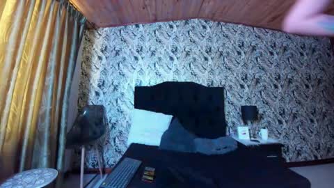 Emilia Gomez online show from October 2025 01:45:02 PM