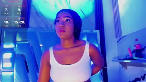 Snapshot of emii_brown chatting on June 2026 01:41:02 AM Emy online show from June 2026 01:41:02 AM