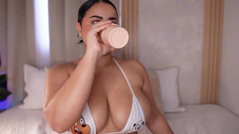 Snapshot of emiily_bell chatting on December 2024 09:54:02 PM    online show from December 2024 09:54:02 PM