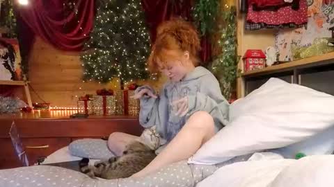 Emi  online show from December 2025 11:17:02 AM