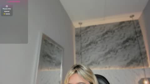 emilly_mell online show from December 2025 11:17:01 AM