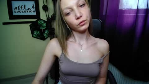 Snapshot of emilly_xkiss chatting on May 2026 12:44:02 PM Emilly online show from May 2026 12:44:02 PM