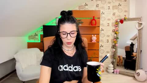 Snapshot of emillytaylor chatting on October 2025 04:22:01 AM EmillyTaylor online show from October 2025 04:22:01 AM