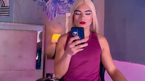 Snapshot of emily_castillo1_ chatting on June 2026 05:19:02 AM emily_castillo1_ online show from June 2026 05:19:02 AM