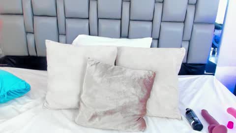 Snapshot of emily_gil1 chatting on February 2025 05:03:02 PM Emi online show from February 2025 05:03:02 PM