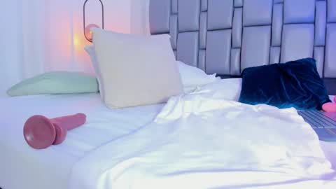 Snapshot of emily_gil1 chatting on February 2025 05:28:01 PM Emi online show from February 2025 05:28:01 PM