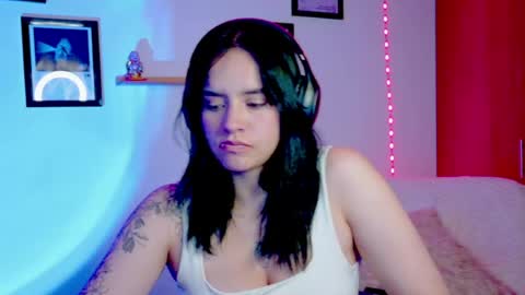 Snapshot of emily_lindey_ chatting on June 2026 04:32:02 AM Emily Lindey online show from June 2026 04:32:02 AM
