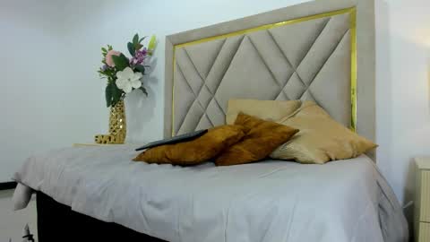 Emily online show from October 2025 07:49:02 PM