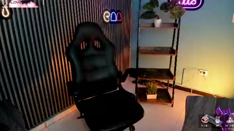 Snapshot of emily_roberts1 chatting on June 2026 12:50:01 PM Emily online show from June 2026 12:50:01 PM