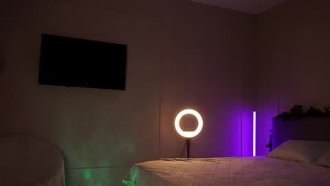 Snapshot of emilybatee chatting on February 2025 07:10:01 PM emilybatee online show from February 2025 07:10:01 PM