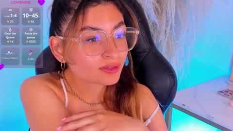 Snapshot of emilyjonesss_ chatting on June 2026 06:52:02 AM Emilyjonnes online show from June 2026 06:52:02 AM