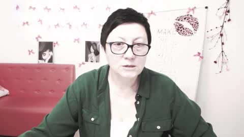 Snapshot of emilyl0vee chatting on March 2026 06:32:01 PM Emily online show from March 2026 06:32:01 PM