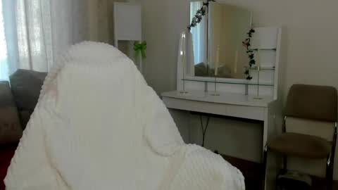 Snapshot of emilytrase chatting on May 2026 01:00:01 AM Betty online show from May 2026 01:00:01 AM
