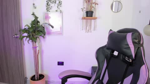 Snapshot of emma_rinaldi_ chatting on May 2026 04:03:01 PM Emma online show from May 2026 04:03:01 PM