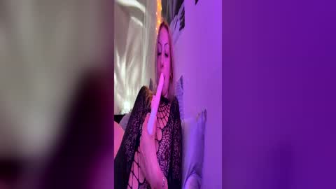Snapshot of emmaraee chatting on June 2026 11:07:02 PM emmaraee online show from June 2026 11:07:02 PM