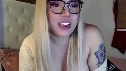 Snapshot of emmawatsoons chatting on December 2024 11:31:02 PM YourDreamGirl Emma  online show from December 2024 11:31:02 PM