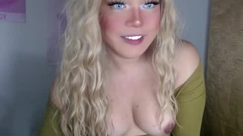 Snapshot of emmawatsoons chatting on March 2025 07:24:01 AM YourDreamGirl Emma  online show from March 2025 07:24:01 AM