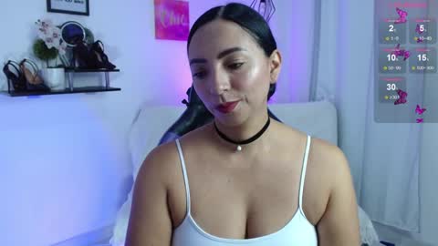 Snapshot of emmi_cam chatting on May 2026 01:09:02 PM Emmi Cam online show from May 2026 01:09:02 PM