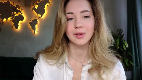 Snapshot of emmi_rosee chatting on March 2026 08:51:02 AM Miss Emmi online show from March 2026 08:51:02 AM
