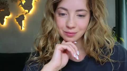 Snapshot of emmi_rosee chatting on May 2026 11:48:02 AM Miss Emmi online show from May 2026 11:48:02 AM