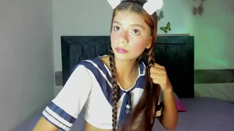 Snapshot of emmie_bunny chatting on April 2026 09:45:01 PM Emmie online show from April 2026 09:45:01 PM