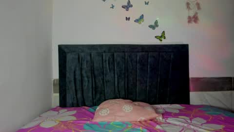Snapshot of emmie_bunny chatting on April 2026 11:00:01 PM Emmie online show from April 2026 11:00:01 PM