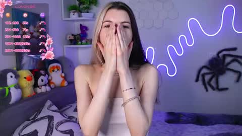 Snapshot of emmie_everly chatting on May 2026 07:43:01 PM emmie_everly online show from May 2026 07:43:01 PM