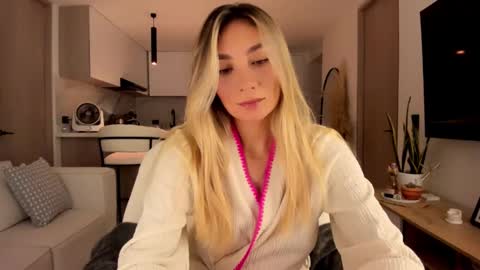 Snapshot of emyconneer chatting on December 2024 02:07:02 AM emyconneer online show from December 2024 02:07:02 AM