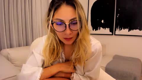 Snapshot of emyconneer chatting on January 2025 01:35:01 AM emyconneer online show from January 2025 01:35:01 AM