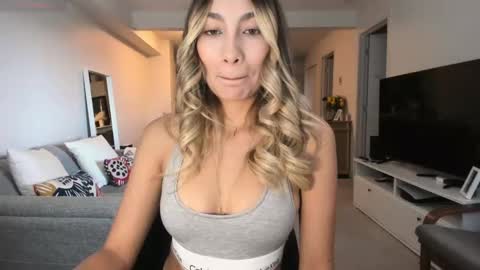 Snapshot of emyconneer chatting on September 2025 07:40:02 PM emyconneer online show from September 2025 07:40:02 PM