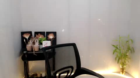 Snapshot of enchantress_mia03 chatting on June 2026 06:15:01 AM enchantress_mia03 online show from June 2026 06:15:01 AM