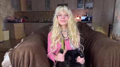 Alissa online show from November 2025 06:54:01 PM