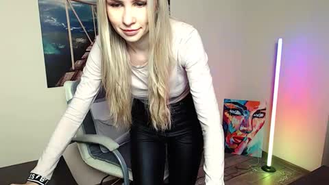 Erika online show from November 2025 01:23:01 PM