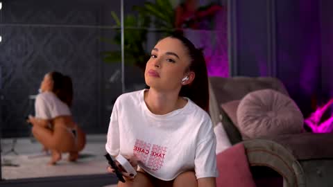 Snapshot of esmeainsley chatting on December 2024 02:53:01 AM Raluca  online show from December 2024 02:53:01 AM