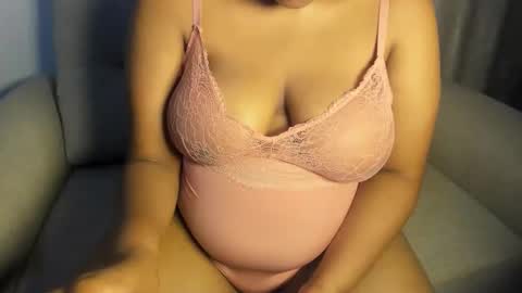 Esme online show from September 2025 10:13:01 PM