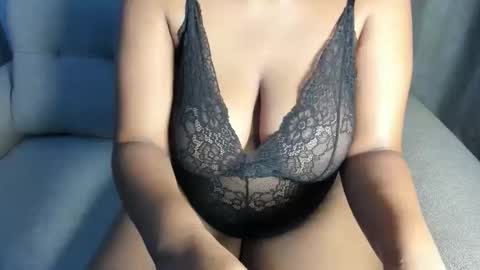 Esme online show from November 2025 11:14:01 PM